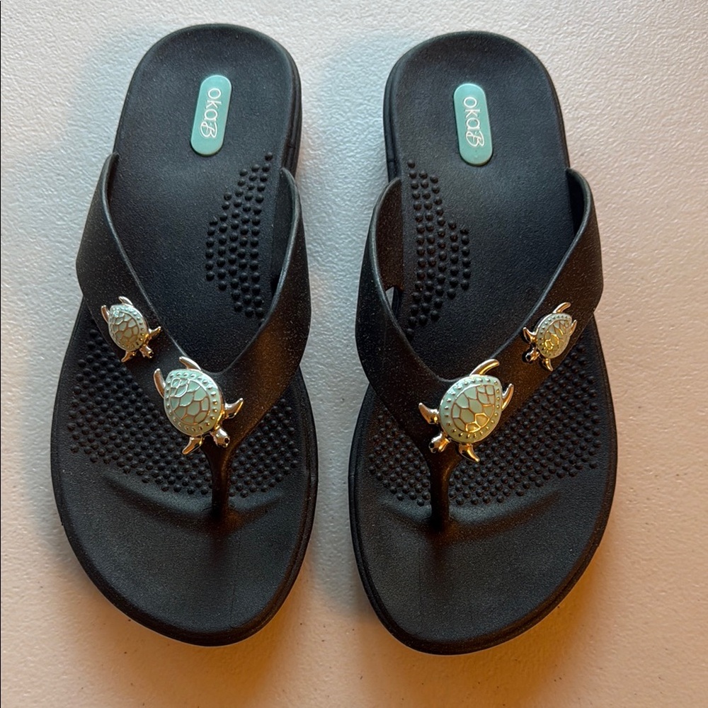 OKA b. Black Flip Flop Sandals with Silver Turtle Charms Size M/L - NWOT
